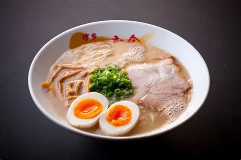  Hakata Ramen – En Kreativ Explosion av Smaker och Texturer i Fukuoka's Hjärtat!