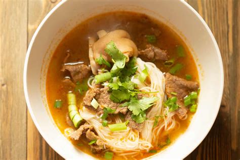  Bún bò Huế – En kryddig och syrlig soppa som dansar på tungans alla smaklökar!